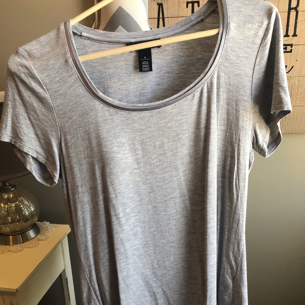 Gray satin neck lined tee